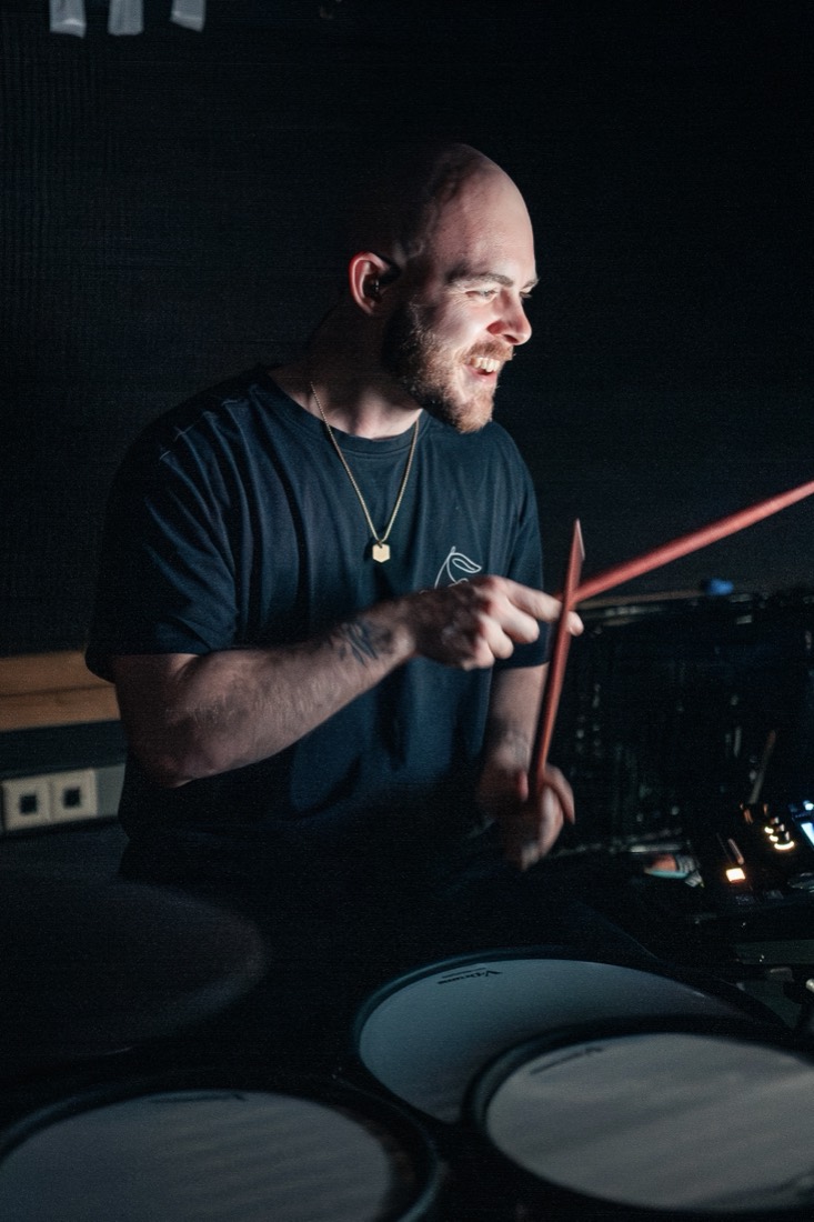 Mario Meruna spielt auf E-Drums