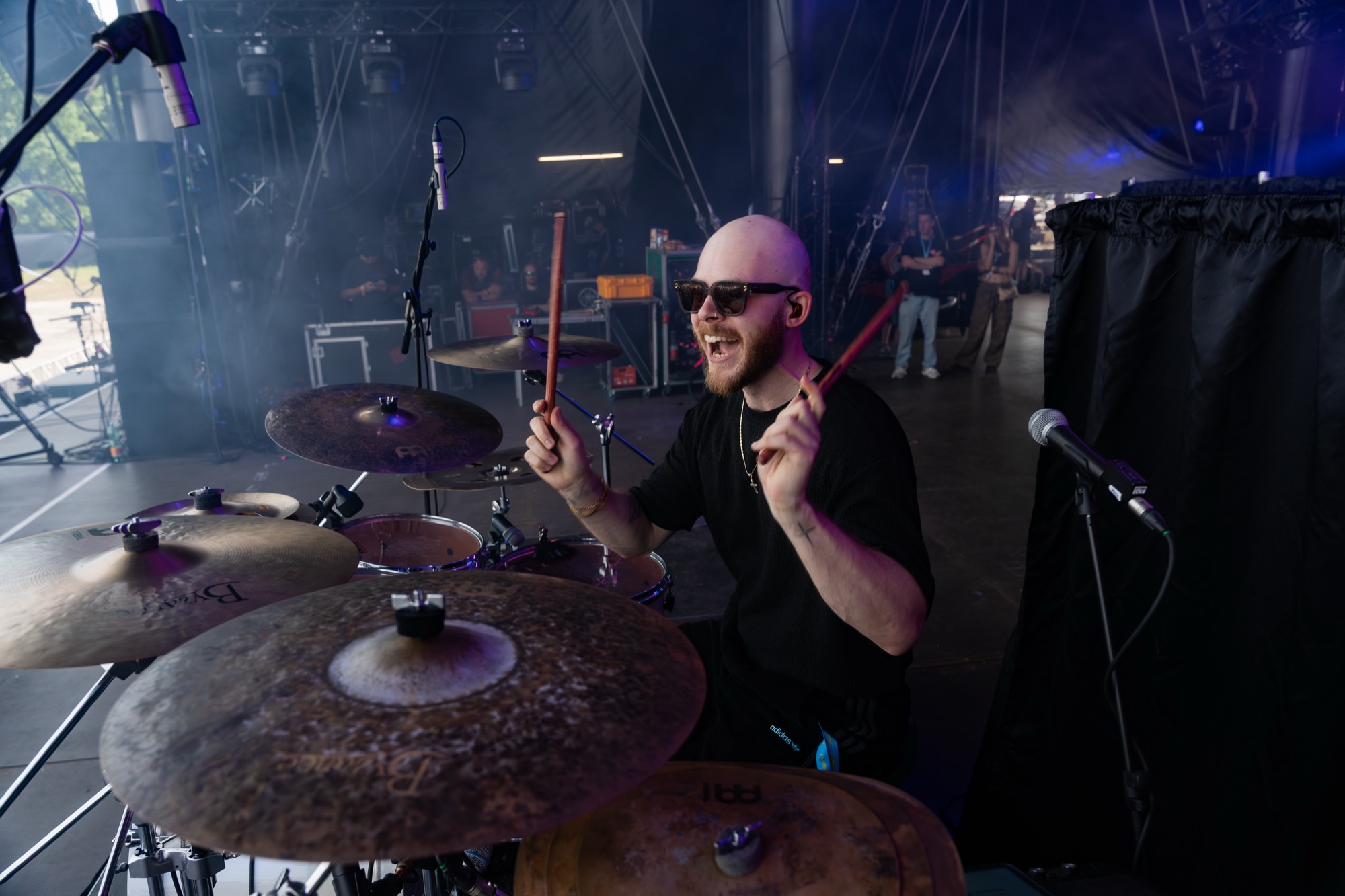 Mario Meruna am Schlagzeug auf einer Festivalbühne